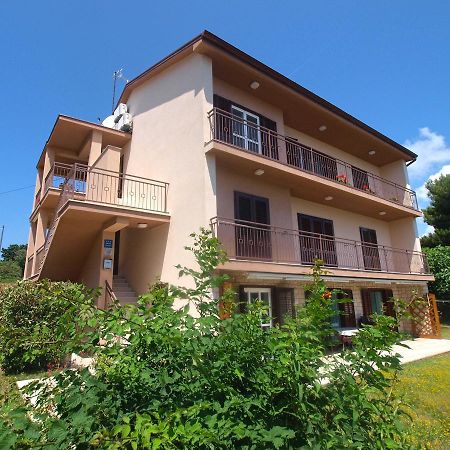 Apartments Lada 1217 Premantura Bagian luar foto