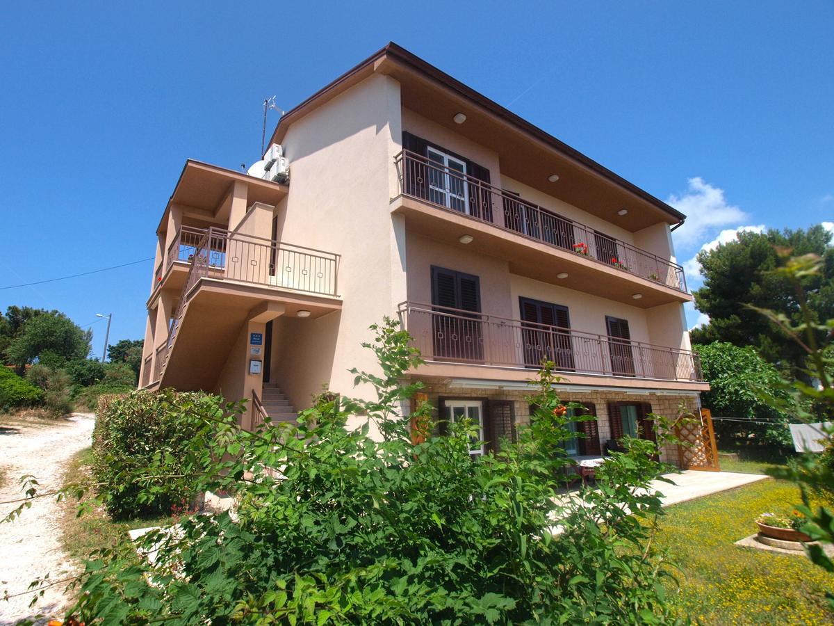 Apartments Lada 1217 Premantura Bagian luar foto